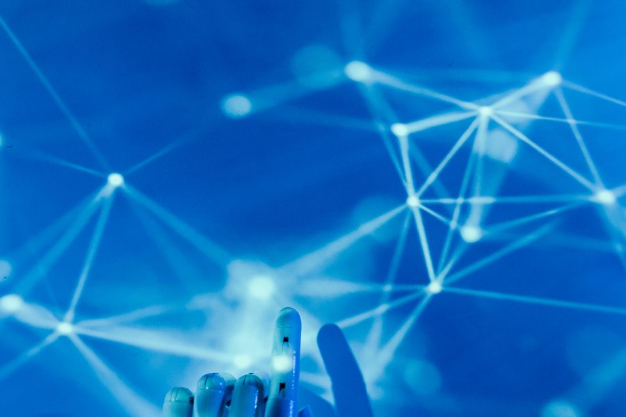 Vernetzte Knotenpunkte als Sinnbild fuer automatisierte Workflows