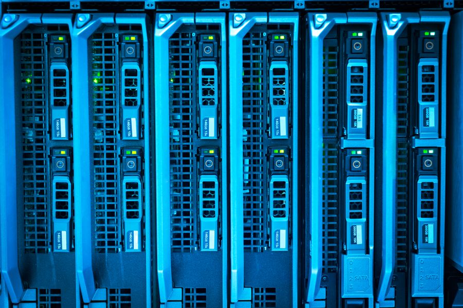 Blau beleuchtetes Server-Rack im Rechenzentrum